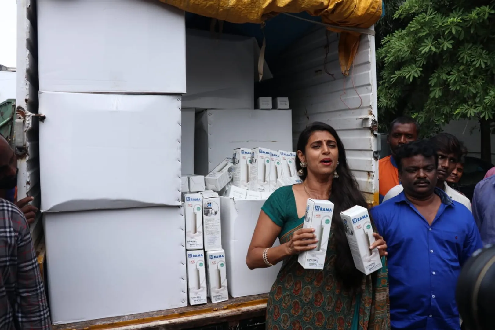 கஜா புயலில் பாதிக்கப்பட்ட மக்களுக்கு நடிகை கஸ்தூரியின் நிவாரண உதவி படங்கள் 